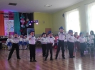 Szkolni tancerze z trofeami